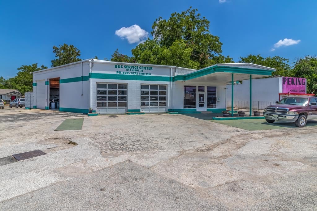High-Traffic Industrial Space - IH-35 Frontage